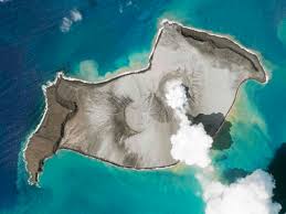 La erupción de un gigantesco volcán submarino en el pacífico sur ha provocado olas importantes que pueden tener repercusión en otros países . Ezk2294hptm1um