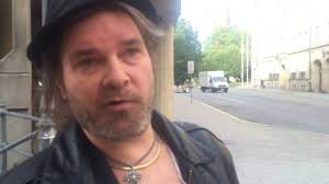 Gärningsmannen ska sedan ha korsat malmskillnadsgatan och fortsatt ned för david bagares gata där vittnet yvonne n med sällskap precis tagit höger in från johannesgatan. Vilken Sida Av David Bagares Gata Springer Man Pa Om Man Flyr Youtube