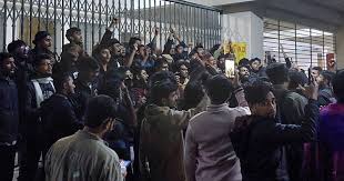 শাবিপ্রবিতে ছাত্র সংসদ নির্বাচনের দাবিতে মধ্যরাতে বিক্ষোভ