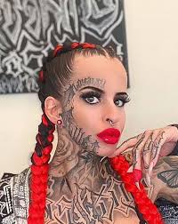 En 4 ans seulement, cette femme a recouvert son corps de tatouages de la  tête aux pieds