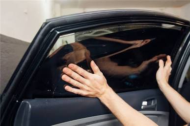 تركيب تظليل السيارات المتنقل بدقة وعناية. 