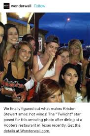 One can only assume that while working on the twilight quadrilogy, she was so entrenched in her work that there. Reactions Twitter àªªàª° Kristen Stewart Surrounded By Hooters Girls With Completely Oblivious Caption Gal Pals We Finally Figured Out What Makes Kristen Stewart Smile Hot Wings The Twilight Star Posed For This