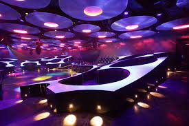 15 Dei Piu Spettacolari Bar Al Mondo Con Arredamento Originale Mondodesign It Arredamento Bar Grattacieli