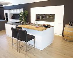 Schuller Musterkuche Luxus Mit Highend Geraten Pyrolyse Backofen Mit Beheiztem Pizzastein Kombidampfgarer Beide Mit Kerntherm Musterkuchen Kuche Haus Kuchen