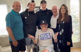 Larry king)‏ هو إعلامي ومقدم برامج إذاعية أمريكي بارز ولد في 19 نوفمبر 1933. Elejhvrj0l8s9m