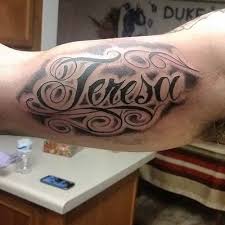 Bicep Name Tattoo For Man Erkek Pazu Isim Dovmesi Dovme Tasarimlari Dovme Erkek Dovmeleri
