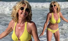 Anthea turner is on a mission to revolutionise the running of britain's households. Anthea Turner 60 Showcases Her Figure In A Tiny Yellow Bikini Daily Mail Online