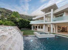 Secondo quanto riportato dal los angeles times, justin bieber avrebbe acquistato una villa a beverly hills del valore di 8.5 milioni di dollari equivalenti a circa 8.5 milioni di franchi. Justin Bieber Crams Into His New 6 000sqft Beverly Hills Home For 35k Per Month After Abandoning His Nearby Glass Palace Daily Mail Online