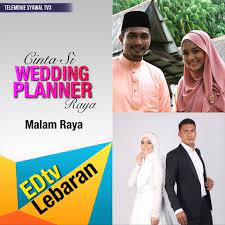 Perebutan tempat parkir kereta menjadi permulaan si wedding planner, yg frust bercinta kerana kekasih sebenar abang kembar sendiri menerima saja saranan mak saudara utk menerima lamaran. Cinta Si Wedding Planner Raya