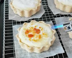 Jika anda salah seorang penjual kuih raya, dan anda mahu menjual kuih cheese tart ini. Brulee Baked Cheese Tarts Recipe