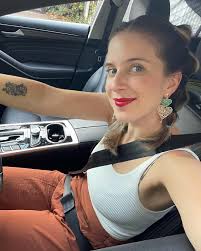 En la vida de los conductores hay dos tipos; Equipo A: Manejan a un metro  del volante 😂 como si uno midiera 2 metros (en este estoy yo) Equipo B:  Encima muy