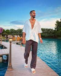 🛑بعد إعلان عقد قرانها.. من هو أحمد تيمور زوج مي عزالدين؟ ⬅️يعمل أحمد تيمور  خليل، زوج الفنانة مي عز الدين، في مجال الصيدلة والعلاج الغذائي ⬅️يتمتع  بحضور نشط على منصات التواصل الاجتماعي،