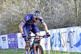 Hij laat zijn stuurmanskunsten zien en sluit af met een paar mooie wheelies. Van Der Poel Wil In Tokio Mountainbike Goud Maar Rijdt Ook De Limburger Mobile