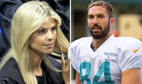 Swedish beauty elin, 39, was just spotted showing off her baby bump at a sporting event for her son with woods, charlie, near her florida home. Tiger Woods Ex Wife Shock Elin Nordegren To Have Child With Nfl Star Jordan Cameron Celebrity News Showbiz Tv Express Co Uk