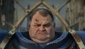 Comparação entre os Titus da McFarlane e da Joytoy em mãos : r/Warhammer40k