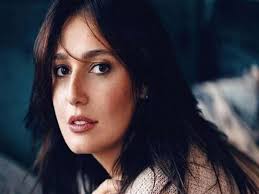 نشرت الفنانة حلا شيحة، صورة لها مع أبنائها الأربعة، هنا وخديجة وأحمد وعائشة، عبر حسابها على موقع تبادل الصور والفيديوهات إنستجرام. Ø­Ù„Ø§ Ø´ÙŠØ­Ø© Ø³Ø§Ù…Ø­ Ø¹Ø¨Ø¯ Ø§Ù„Ø¹Ø²ÙŠØ² Ø§Ù„Ø³Ø¨Ø¨ ÙÙŠ Ù‚ÙˆØ© Ø´Ø®ØµÙŠØ© ÙØ±Ø­ Ø¨Ù€ Ø®ÙŠØ§Ù†Ø© Ø¹Ù‡Ø¯