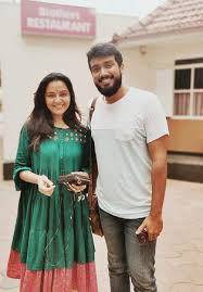 Manju warrier was born to madhavan warrier, an accountant in sundaram finance. Manju Warrier Kalidasan Picture Of Hotel Brothers Restaurant Alappuzha Tripadvisor
