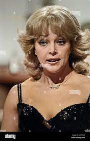 Barbara Schöne, deutsche Schauspielerin und Sängerin, Deutschland um 1981.  German actress and singer Barbara Schoene, Germany around 1981 Stock Photo  - Alamy