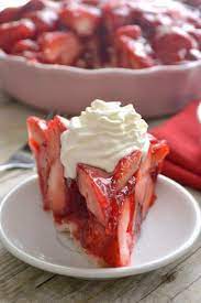 Strawberry shortcake lasagna is easy to make, hard to resist. Klubnichnyj Pirog Eto Slishkom Vkusno Strawberry Recipes Dessert Recipes Fresh Strawberry Pie