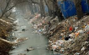 Poluarea apei spalarea rezidurilor depozitate pe sol datorita precipitatiilor drept in râuri. China Beijingul Este Alarmat De Poluarea Cursurilor De ApÄƒ Epoch Times Romania