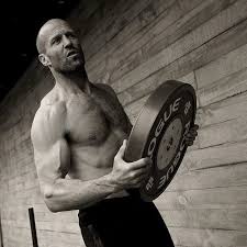 Born in derbyshire, england, the son of eileen and barry statham, a lounge singer, the rugged leading man first came into the public eye as a model for french connection clothing brand. Karl Ess Traumkorper Jason Statham Der Trainingsplan