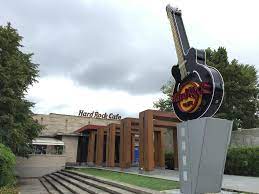 Hard rock cafe bucuresti, restaurantul rock 'n' roll, va aduce retetele traditionale ale unui hard rock american si renumitele cockailuri purtand semnatura inconfundabila a casei. Hard Rock Cafe Bucharest Reviews Photos Address Phone Number Foodle