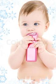 Bild von Baby in der Windel mit rosa Handy