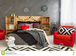 Doch wie wird im raum gemütliches und gleichzeitig stilvolles ambiente kreiert und wie lassen sich. Gemutliches Schlafzimmer Im Grau Mit Schoner Inneneinrichtung Stockfoto Bild Von Teppich Flach 70467938