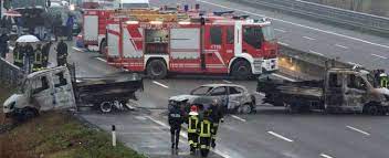 Incredibile rapina oggi 2 gennaio 2019 avvenuta ad altamura con ruspe e gru. Assalto Portavalori Su A1 Camion In Fiamme E Chiodi Su Asfalto Rapina Fallisce Il Fatto Quotidiano