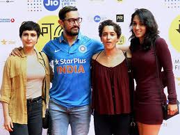 Fatima Sana Shaikh Aamir Khan Sanya Malhotra And Aamir Khan S Daughter Ira Khan Dangal Movie It Movie Cast Bollywood Actors