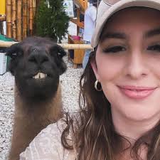 Nadie... Yo: Hola soy pablo soy tayrone, soy uniqua, soy tasha, y yo austin  Y somos... amigos tuyos backyardigans todos unidos backyardigans bailamos  sin cesar y nos encanta cantar y nos vamos