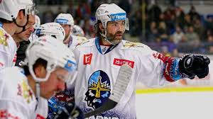 Sports persons (ice hockey player) rate jaromir jagr as ice hockey player here. Nastoupi Jaromir Jagr Za Dynamo Pardubice Ceska Legenda K Tomu Ma Mozna Blize Nez Kdy Predtim Ruik