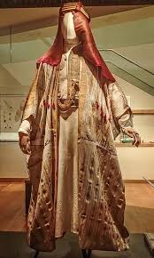 Lawrence began his quest to free arabia when he was assigned ambassador to prince faisal. Lawrence Of Arabia S Bedouin Robes Joy Of Museums Virtual Tours