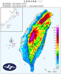 颱風「彩雲」動態。 圖／翻攝自中央氣象局 氣象局指出，颱風「彩雲」目前在鵝鑾鼻西南方海面，以每小時29公里速度，向東北移動，近中心最大風速每秒 18 公尺，相當於8級風，目前其暴風圈已進入巴士海峽，對恆春半島、屏東及台東地區將構成威脅，預計此. å¿«æ–°èž å½©é›²é¢±é¢¨ æš´é¢¨åœˆå‚æ™šè§¸é™¸ é™é›¨ç†±å€æ›å…‰