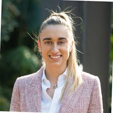 I vividly remember telling my family, when I started my first legal  secretarial role ten years ago, that I would NEVER become a lawyer. Long  nights in the office? Terrible work-life balance?