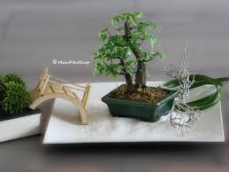 Großes erdmännchen mutter mit kind. Mini Bonsai Im Dunkelgrunen Keramiktopfchen Fur Zen Garten Oder Als Perfekte Erganzung Fur Ihre Asia Deko Zen Garten Mini Zen Garten Dekotipps