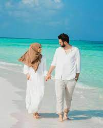 Referensi foto couple di pantai : 17 Pose Gaya Foto Di Pantai Untuk Wanita Berhijab Kekinian