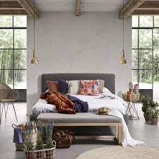 Le bout de lit fait aujourd'hui son grand retour et s'adapte à tous les styles, pour une chambre confortable et originale. Bout De Lit Pour La Chambre Pratique Cote Maison