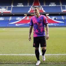 Le maillot rose et plus globalement le quatrième maillot chaque saison ont beau être critiqués, ils permettent au psg d'élargir sa palette de choix et cela contribue à un succès commercial indiscutable. Le Psg Presente Un Nouveau Maillot Rose Et Violet Vraiment Tres Etonnant Gq France