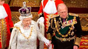 Dronning elizabeth må selge gin for å dekke opp for bortfallet av inntekter fra turistene som har uteblitt under coronakrisen. Tillykke Med Kroningen Dronning Elizabeth Billed Bladet