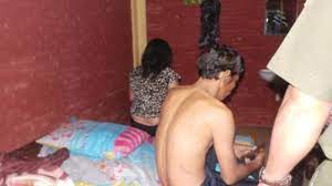 Suami wanita itu berusia 38 tahun dan bekerja sebagai peniaga mendapati isterinya telah tiada dan keluar rumah tanpa izin bersama seorang lelaki yang dikenali, pada pukul 8 malam, isnin lalu. Seminggu Kenalan Samsudin Berulang Kali Bercinta Dengan Istri Orang Lampung Media