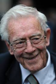 World War II RAAF bomber radio operator Kevin Dennis recognised in ceremony 