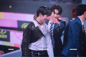 Snsd kpop got7 choker blackpink halskette siebzehn mamamoo monsta x exo zweimal anhänger, exo, one size: Monsta X Being Soft Pa Twitter How Adorable Is This Got7 Jinyoung Trying To Get Rid Of Those Paper Thing From Minhyuk S Hair When He Has Got Some On His Hair