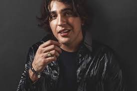 Cantor Nattan anuncia pausa na carreira para passar por tratamento