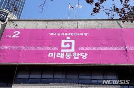 사진 제공 = 경남도 두 지사는 이날 경남연구원, 경기연구원 원장과 함께 경남도와 경기도의 지속가능한 발전을 위해 서로 협력키로 정책협약을 맺었다. ë‰´ì‹œìŠ¤