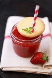Soupe De Fraises Au Basilic Sable Aux Amandes Fraise Basilic Soupe De Fraises Recette Recettes De Cuisine