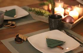 Nimmt man verschiedenfarbige servietten so erhält man eine originelle diy weihnachtsdekoration. Servietten Falten Zur Weihnachtszeit Der Tannenbaum Tedox Blog