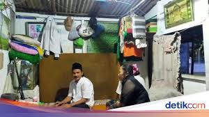 Ketika kita mengalami arti mimpi baju hanyut di sungai yang arusnya deras maka hal itu akan sama dengan art mimpi anak hanyut di kali atau laut yang kita sendiri hanya bisa melihat tanpa dapat memberikan pertolongan padanya. Pria Heroik Penyelamat Bocah Hanyut Di Sungai Surabaya Hafiz Al Qur An