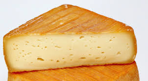 Queso lavado con cerveza artesanal.