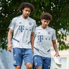 Geburtstag einen neuen vertrag bis 2026. Fc Bayern Was Wird Aus Joshua Zirkzee Jamal Musiala Und Chris Richards